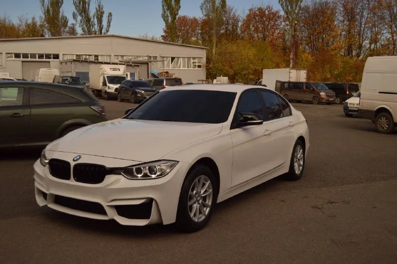 Продаю свою машину bmw f30 рестайлинг год выпуска конец 2013, куплена в 2014 у автомобиля пробег 93.000 тысячи км пробег оригинальный не смотанный! это не пригон, а именно официал!!! автомобиль в идеальном состоянии с зеленой автотекой!! не бит и не крашен от слова совсем!! кто ищет реально достойный вариант это именно эта машина! кто понимает что такое 93 тысячи пробега и в родной краске для bmw тот понимает, а кто не понимает просьба просто так пообщаться не звонить! авто идеальное!! технически вся обслужена от а до я! никаких вложений не требует от слова совсем! уверен в своем авто на 100% климат контроль, мульти руль, 4 режима езды, кнопка старт стоп, авто холд и так далее. новая резина и много чего другого я собственник оформлена на меня если есть какие-то вопросы звоните таких машин в республике с такой историей и с таким пробегом нет!! цена 1.500.000₽ +79495925202 возможен обмен. 📞 звоните: +7(949)5925202 - фотография - 6