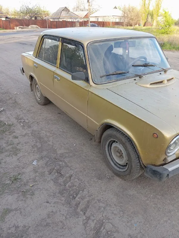 145₽. торг. продам ваз 2101бен-газ и фаркоп (вписано)работает и на газ и на бен. кпп-5ступка. машина... - фотография