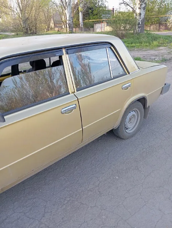 145₽. торг. продам ваз 2101бен-газ и фаркоп (вписано)работает и на газ и на бен. кпп-5ступка. машина хорошем состоянии, передок перебран полностью, новые тяги,2 радиатора, задние колодки, резина зима новая, хороший свет, простенькая музыка, залит антифриз, запаска домкрат. солон в хорошем состоянии, машина сбитая мягкая на каждый день. машина с полным переоформлением птс, стс, дкп, г. енакиево тел. +79495091102 📞 звоните: +7(949)5091102 - фотография - 3