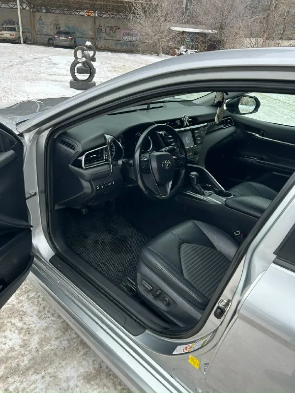 🔥 toyota camry 70 🔥 пригнана с америки ✅2019 год выпуск ✅ объем двигателя 2.5л бензин ✅цвет:серебристый металлик ‼️родной пробег - 131 тыс. км. автомобиль весь обслуженный и очень ухоженный. 2 хозяин. птс оригинал. стёкла все родные. 2 ключа. капот, бампер и все зоны риска обтянуты бронепленкой. машина полностью обесшумлена, была произведена замена штатной акустики. регулярное прохождение то, согласно регламенту. масло в двигателе и все фильтра поменяны 4000 км назад, использовано только оригинал toyota 5w40 ‼️‼️‼️ автомобиль готов к любым проверкам!!! по комплектации : -автоматический дальний свет -адаптивный круиз контроль - удержание в полосе - датчик столкновения, - датчик света -датчик давления в шинах. - комплект летний резины r19 оригинал все вопросы по телефону цена 2,8 млн телефон +79493342808. 📞 звоните: +7(949)3342808 - фотография - 4
