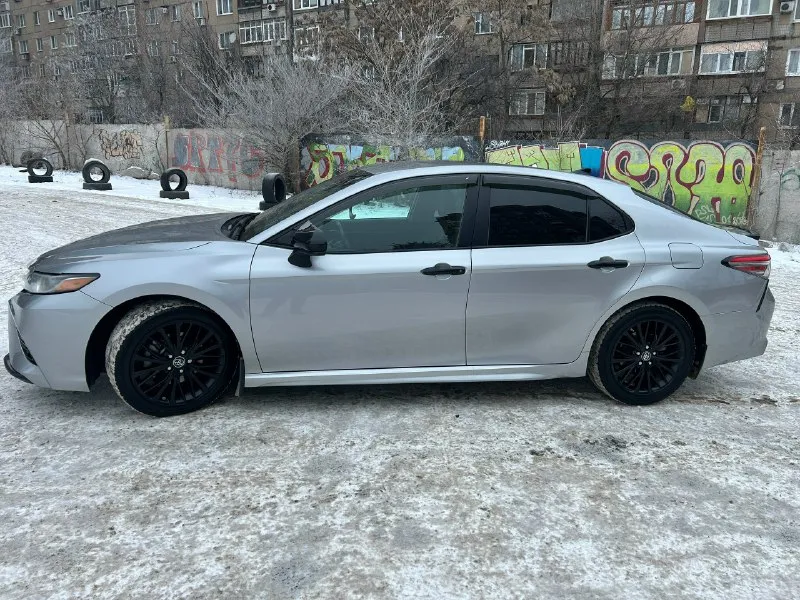 🔥 toyota camry 70 🔥 пригнана с америки ✅2019 год выпуск ✅ объем двигателя 2.5л бензин ✅цвет:серебристый металлик ‼️родной пробег - 131 тыс. км. автомобиль весь обслуженный и очень ухоженный. 2 хозяин. птс оригинал. стёкла все родные. 2 ключа. капот, бампер и все зоны риска обтянуты бронепленкой. машина полностью обесшумлена, была произведена замена штатной акустики. регулярное прохождение то, согласно регламенту. масло в двигателе и все фильтра поменяны 4000 км назад, использовано только оригинал toyota 5w40 ‼️‼️‼️ автомобиль готов к любым проверкам!!! по комплектации : -автоматический дальний свет -адаптивный круиз контроль - удержание в полосе - датчик столкновения, - датчик света -датчик давления в шинах. - комплект летний резины r19 оригинал все вопросы по телефону цена 2,8 млн телефон +79493342808. 📞 звоните: +7(949)3342808 - фотография - 9