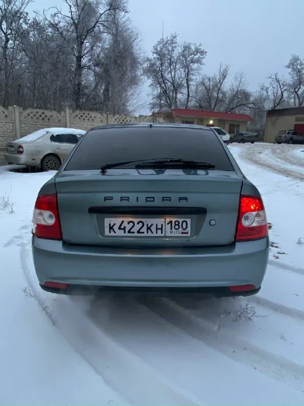 Продаётся автомобиль ваз приора 2010 год, в хорошем состоянии. в хорошем состоянии, мотор после кап. ремонта(ещё на обкатке), новый комплект сцепления+масло в коробке, новые задние стойки, новые сайлент блоки балки, новые колодки в круг и задние барабаны. днище поварено, машина едет отлично, ходовка мягка и тихая, коробка включается отлично, без посторонних звуков, мотор тянет хорошо. гур, печка работают отлично, на кондиционер нужны патрубки. из минусов, разбитый стопак и притёртый бампер, не работает ручник. цена: 360.000₽ тел: +7 949 536 37 87 осмотр донецк, кировский район 📞 звоните: +7(949)5363787 - фотография - 3