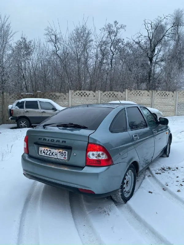 Продаётся автомобиль ваз приора 2010 год, в хорошем состоянии. в хорошем состоянии, мотор после кап. ремонта(ещё на обкатке), новый комплект сцепления+масло в коробке, новые задние стойки, новые сайлент блоки балки, новые колодки в круг и задние барабаны. днище поварено, машина едет отлично, ходовка мягка и тихая, коробка включается отлично, без посторонних звуков, мотор тянет хорошо. гур, печка работают отлично, на кондиционер нужны патрубки. из минусов, разбитый стопак и притёртый бампер, не работает ручник. цена: 360.000₽ тел: +7 949 536 37 87 осмотр донецк, кировский район 📞 звоните: +7(949)5363787 - фотография - 4