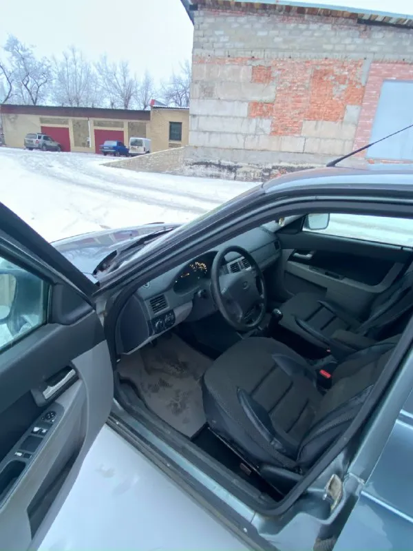 Продаётся автомобиль ваз приора 2010 год, в хорошем состоянии. в хорошем состоянии, мотор после кап. ремонта(ещё на обкатке), новый комплект сцепления+масло в коробке, новые задние стойки, новые сайлент блоки балки, новые колодки в круг и задние барабаны. днище поварено, машина едет отлично, ходовка мягка и тихая, коробка включается отлично, без посторонних звуков, мотор тянет хорошо. гур, печка работают отлично, на кондиционер нужны патрубки. из минусов, разбитый стопак и притёртый бампер, не работает ручник. цена: 360.000₽ тел: +7 949 536 37 87 осмотр донецк, кировский район 📞 звоните: +7(949)5363787 - фотография - 7