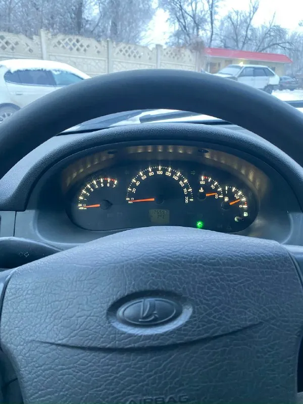 Продаётся автомобиль ваз приора 2010 год, в хорошем состоянии. в хорошем состоянии, мотор после кап. ремонта(ещё на обкатке), новый комплект сцепления+масло в коробке, новые задние стойки, новые сайлент блоки балки, новые колодки в круг и задние барабаны. днище поварено, машина едет отлично, ходовка мягка и тихая, коробка включается отлично, без посторонних звуков, мотор тянет хорошо. гур, печка работают отлично, на кондиционер нужны патрубки. из минусов, разбитый стопак и притёртый бампер, не работает ручник. цена: 360.000₽ тел: +7 949 536 37 87 осмотр донецк, кировский район 📞 звоните: +7(949)5363787 - фотография - 9