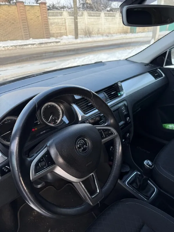 1300000₽ продам skoda rapid 2016 года, авто в отличном состоянии, не требует никаких вложений, все расходники поменяны, масла, фильтра, колодки, дворники и т. д. яркие led лампы, новая резина, за машину не стыдно. все штатное, никакого «колхоза» 142.000 км пробега, 1.6 mpi механика максимальная комплектация (hockey edition), два ключа не такси ! гаражное хранение, авто в дтп не участвовало, не одна деталь не крашена, весь кузов в заводском окрасе, в салоне не курили. все вопросы по телефону +79493461008 донецк, петровский район 📞 звоните: +7(949)3461008 - фотография - 6