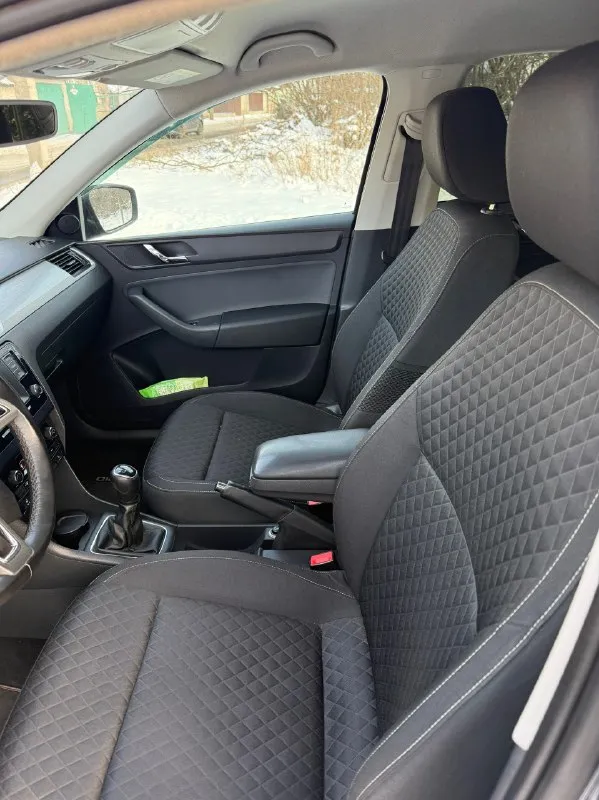 1300000₽ продам skoda rapid 2016 года, авто в отличном состоянии, не требует никаких вложений, все расходники поменяны, масла, фильтра, колодки, дворники и т. д. яркие led лампы, новая резина, за машину не стыдно. все штатное, никакого «колхоза» 142.000 км пробега, 1.6 mpi механика максимальная комплектация (hockey edition), два ключа не такси ! гаражное хранение, авто в дтп не участвовало, не одна деталь не крашена, весь кузов в заводском окрасе, в салоне не курили. все вопросы по телефону +79493461008 донецк, петровский район 📞 звоните: +7(949)3461008 - фотография - 7