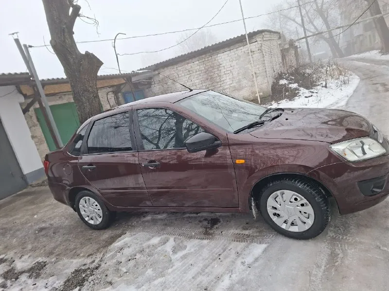 Гранта, 2016 год 1.6л 8кл, пробег 46 000км, с кондеем, с абс, подогрев сидений, зеркал, и так далее, комплект зимней резины на заводских штампах, лето на титанах, если не хотите влаживать в машину, расмотрите именно этот вариант, цена 635,000 обоснованный торг, тел +79494173051 - фотография - 2