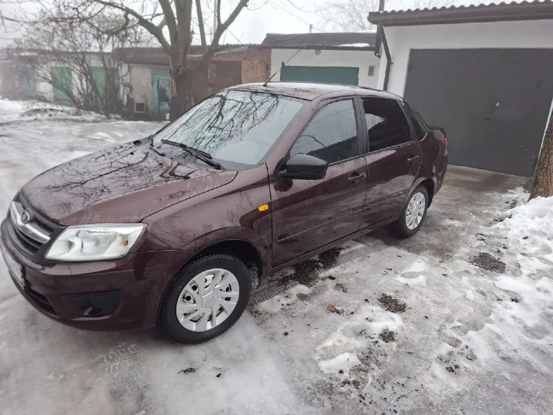 Гранта, 2016 год 1.6л 8кл, пробег 46 000км, с кондеем, с абс, подогрев сидений, зеркал, и так далее, комплект зимней резины на заводских штампах, лето на титанах, если не хотите влаживать в машину, расмотрите именно этот вариант, цена 635,000 обоснованный торг, тел +79494173051 - фотография - 3