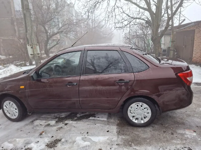 Гранта, 2016 год 1.6л 8кл, пробег 46 000км, с кондеем, с абс, подогрев сидений, зеркал, и так далее, комплект зимней резины на заводских штампах, лето на титанах, если не хотите влаживать в машину, расмотрите именно этот вариант, цена 635,000 обоснованный торг, тел +79494173051 - фотография - 4