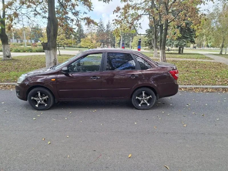 Гранта, 2016 год 1.6л 8кл, пробег 46 000км, с кондеем, с абс, подогрев сидений, зеркал, и так далее, комплект зимней резины на заводских штампах, лето на титанах, если не хотите влаживать в машину, расмотрите именно этот вариант, цена 635,000 обоснованный торг, тел +79494173051 - фотография - 5