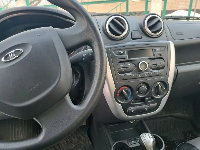 Гранта, 2016 год 1.6л 8кл, пробег 46 000км, с кондеем, с абс, подогрев сидений, зеркал, и так далее, комплект зимней резины на заводских штампах, лето на титанах, если не хотите влаживать в машину, расмотрите именно этот вариант, цена 635,000 обоснованный торг, тел +79494173051 - фотография - 6