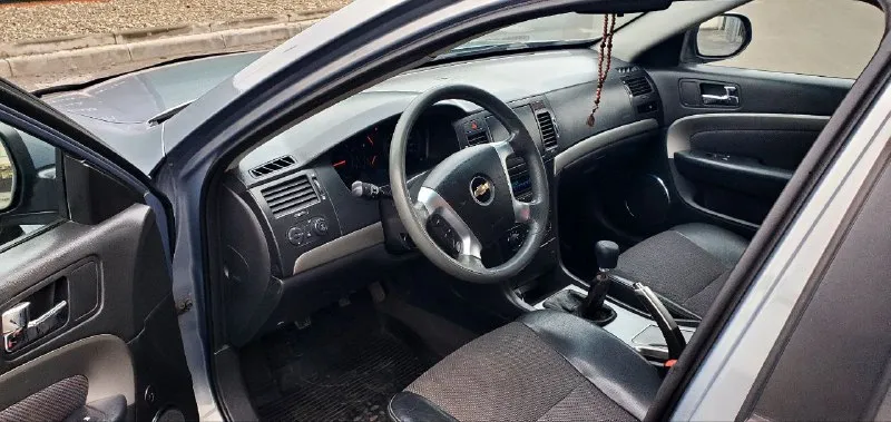 Продам chevrolet эпику 2012 год механика 2 литра самый надежный двигатель и коробка беспроблемный пробег 185.000. машина в идеальном состоянии в родном окрасе за исключением 1 крыла косметика без дтп машина без ржавчины без жучков и прочих недостатков стекла вокруг заводские двигатель коробка ходовая всё в отличном состоянии машина обслужена без вложений 2 комплекта резины 2 ключа с автозапуском и многое другое документы хрустально чистые остальная информация по телефону цена 700.000 тор. т +79494932503 +79490036029 📞 звоните: +7(949)4932503 - фотография - 7