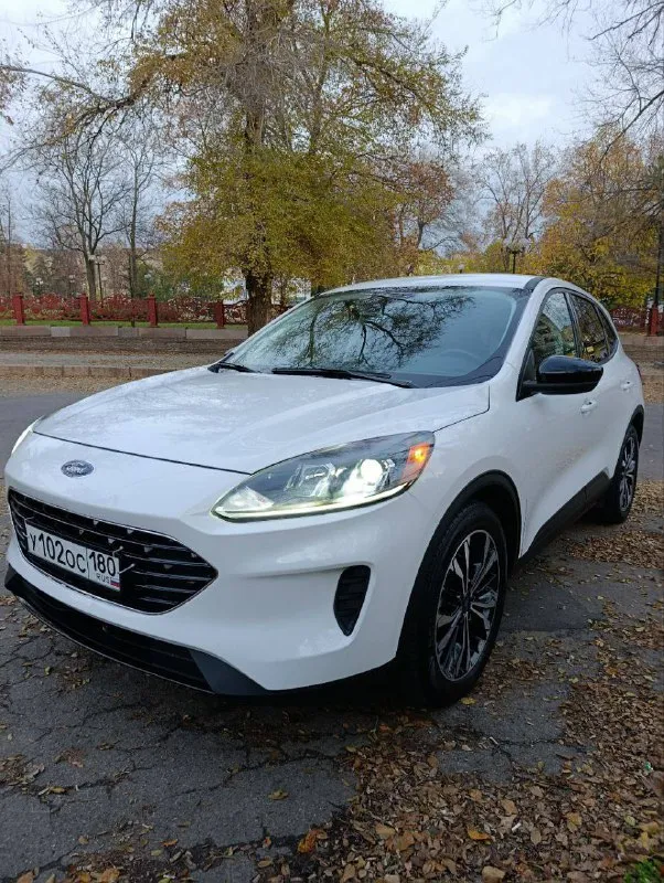 Продаю собственный автомобиль ford escape 2021 двигатель 1.5 турбо (бензин) 180 л. с. акпп 8 ступенчатый гидроавтомат от форд 8f24 пробег 37,000 км расход топлива в смешанном цикле составляет около 10+- литров на 100 километров. клиренс 20 см. ford escape оснащен всеми необходимыми системами безопасности и комфорта. в частности, в автомобиле установлены системы abs и esp, а также фронтальные и боковые подушки безопасности для водителя и переднего пассажира, а также для пассажиров сзади сбоку. также автомобиль оборудован кондиционером, мультимедийной системой с сенсорным экраном и возможностью подключения смартфонов через bluetooth (carplay). кроме того, есть камера заднего вида, которая облегчает парковку в условиях города. дополнительно установлен видеорегистратор. салон автомобиля выполнен из высококачественных материалов, что создает приятную атмосферу внутри. сиденья удобны и эргономичны, благодаря чему даже длительные поездки будут проходить с комфортом. диски r19 лето и r18 зима. оба комплекты резины и дисков новые. тормоза дисковые передние и задние. заводится с кнопки старт-стоп, бесключевой доступ, камера заднего вида с динамической разметкой и парктрониками, датчики давления шин, система старт-стоп, помощник при трогание в гору, carplay (русифицированная навигация), новый комплект шин, круиз контроль, удержание в полосе, адаптированный свет, климат контроль двухзонный, выбор режима езды. автомобиль прошел все необходимые технические осмотры и готов к эксплуатации без каких-либо проблем. один хозяин, электронный птс нет штрафов, и запретов ✅ цена 2,000,000 рублей❗️❗️❗️ + комплект зимней резины с r18 дисками в подарок (при желании можете сохранить номер) +79494185917 - алексей - фотография - 2