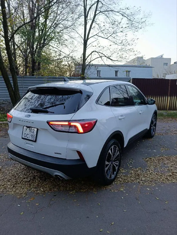 Продаю собственный автомобиль ford escape 2021 двигатель 1.5 турбо (бензин) 180 л. с. акпп 8 ступенчатый гидроавтомат от форд 8f24 пробег 37,000 км расход топлива в смешанном цикле составляет около 10+- литров на 100 километров. клиренс 20 см. ford escape оснащен всеми необходимыми системами безопасности и комфорта. в частности, в автомобиле установлены системы abs и esp, а также фронтальные и боковые подушки безопасности для водителя и переднего пассажира, а также для пассажиров сзади сбоку. также автомобиль оборудован кондиционером, мультимедийной системой с сенсорным экраном и возможностью подключения смартфонов через bluetooth (carplay). кроме того, есть камера заднего вида, которая облегчает парковку в условиях города. дополнительно установлен видеорегистратор. салон автомобиля выполнен из высококачественных материалов, что создает приятную атмосферу внутри. сиденья удобны и эргономичны, благодаря чему даже длительные поездки будут проходить с комфортом. диски r19 лето и r18 зима. оба комплекты резины и дисков новые. тормоза дисковые передние и задние. заводится с кнопки старт-стоп, бесключевой доступ, камера заднего вида с динамической разметкой и парктрониками, датчики давления шин, система старт-стоп, помощник при трогание в гору, carplay (русифицированная навигация), новый комплект шин, круиз контроль, удержание в полосе, адаптированный свет, климат контроль двухзонный, выбор режима езды. автомобиль прошел все необходимые технические осмотры и готов к эксплуатации без каких-либо проблем. один хозяин, электронный птс нет штрафов, и запретов ✅ цена 2,000,000 рублей❗️❗️❗️ + комплект зимней резины с r18 дисками в подарок (при желании можете сохранить номер) +79494185917 - алексей - фотография - 4