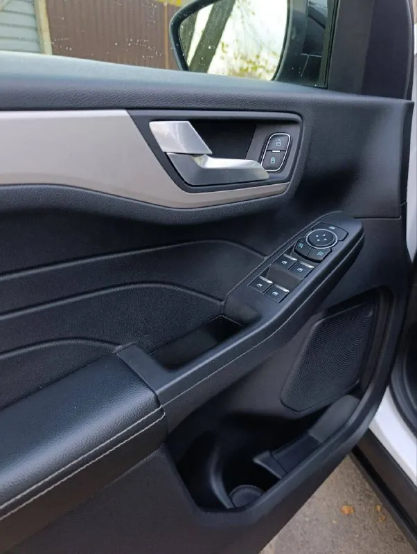 Продаю собственный автомобиль ford escape 2021 двигатель 1.5 турбо (бензин) 180 л. с. акпп 8 ступенчатый гидроавтомат от форд 8f24 пробег 37,000 км расход топлива в смешанном цикле составляет около 10+- литров на 100 километров. клиренс 20 см. ford escape оснащен всеми необходимыми системами безопасности и комфорта. в частности, в автомобиле установлены системы abs и esp, а также фронтальные и боковые подушки безопасности для водителя и переднего пассажира, а также для пассажиров сзади сбоку. также автомобиль оборудован кондиционером, мультимедийной системой с сенсорным экраном и возможностью подключения смартфонов через bluetooth (carplay). кроме того, есть камера заднего вида, которая облегчает парковку в условиях города. дополнительно установлен видеорегистратор. салон автомобиля выполнен из высококачественных материалов, что создает приятную атмосферу внутри. сиденья удобны и эргономичны, благодаря чему даже длительные поездки будут проходить с комфортом. диски r19 лето и r18 зима. оба комплекты резины и дисков новые. тормоза дисковые передние и задние. заводится с кнопки старт-стоп, бесключевой доступ, камера заднего вида с динамической разметкой и парктрониками, датчики давления шин, система старт-стоп, помощник при трогание в гору, carplay (русифицированная навигация), новый комплект шин, круиз контроль, удержание в полосе, адаптированный свет, климат контроль двухзонный, выбор режима езды. автомобиль прошел все необходимые технические осмотры и готов к эксплуатации без каких-либо проблем. один хозяин, электронный птс нет штрафов, и запретов ✅ цена 2,000,000 рублей❗️❗️❗️ + комплект зимней резины с r18 дисками в подарок (при желании можете сохранить номер) +79494185917 - алексей - фотография - 9