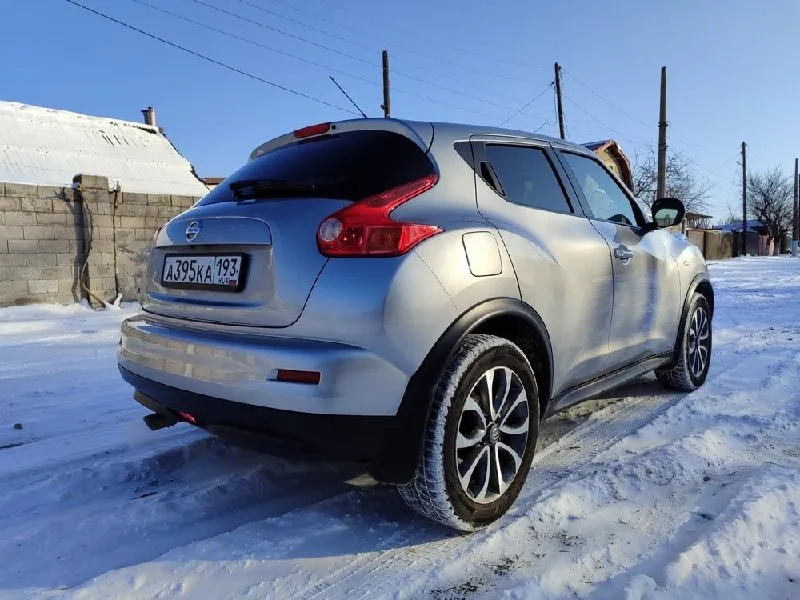Продам nissan juke 2012 года в самой максимальной комплектации в отличном состоянии. двигатель 1.6т 190лс + усиленный автомат с ручным режимом. бесключевой доступ, кнопка start-stop, датчик света, датчик дождя, климат-контроль, круиз-контроль, штатная мaгнитoлa c сенсорным экраном, aux, usb, bluetooth и камерой заднего вида, мультируль, электростеклоподъемники, электрозеркала, пoдoгpeв cидeний, бортовой компьютер с выбором режима езды и т. д. благодаря небольшим размерам, высокому дорожному просвету и хорошей обзорности машиной очень легко управлять. серый красивый цвет, самый практичный. заводской черный кожаный салон с красной строчкой в отличном состоянии. технически в идеальном состоянии, все работает, вложений не требует, хорошая автотека без дтп. с машиной 2 комплекта колес. пробег 194000км, цена 1120000р, торг. +79496207815. 📞 звоните: +7(949)6207815 - фотография - 2