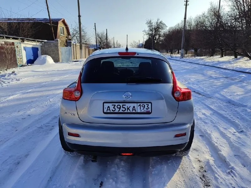 Продам nissan juke 2012 года в самой максимальной комплектации в отличном состоянии. двигатель 1.6т 190лс + усиленный автомат с ручным режимом. бесключевой доступ, кнопка start-stop, датчик света, датчик дождя, климат-контроль, круиз-контроль, штатная мaгнитoлa c сенсорным экраном, aux, usb, bluetooth и камерой заднего вида, мультируль, электростеклоподъемники, электрозеркала, пoдoгpeв cидeний, бортовой компьютер с выбором режима езды и т. д. благодаря небольшим размерам, высокому дорожному просвету и хорошей обзорности машиной очень легко управлять. серый красивый цвет, самый практичный. заводской черный кожаный салон с красной строчкой в отличном состоянии. технически в идеальном состоянии, все работает, вложений не требует, хорошая автотека без дтп. с машиной 2 комплекта колес. пробег 194000км, цена 1120000р, торг. +79496207815. 📞 звоните: +7(949)6207815 - фотография - 3