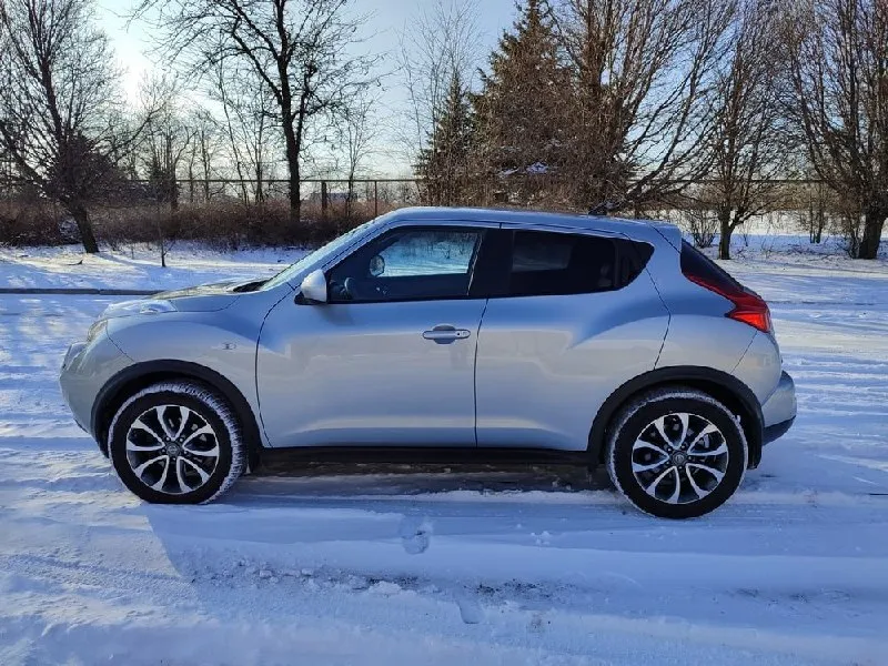 Продам nissan juke 2012 года в самой максимальной комплектации в отличном состоянии. двигатель 1.6т 190лс + усиленный автомат с ручным режимом. бесключевой доступ, кнопка start-stop, датчик света, датчик дождя, климат-контроль, круиз-контроль, штатная мaгнитoлa c сенсорным экраном, aux, usb, bluetooth и камерой заднего вида, мультируль, электростеклоподъемники, электрозеркала, пoдoгpeв cидeний, бортовой компьютер с выбором режима езды и т. д. благодаря небольшим размерам, высокому дорожному просвету и хорошей обзорности машиной очень легко управлять. серый красивый цвет, самый практичный. заводской черный кожаный салон с красной строчкой в отличном состоянии. технически в идеальном состоянии, все работает, вложений не требует, хорошая автотека без дтп. с машиной 2 комплекта колес. пробег 194000км, цена 1120000р, торг. +79496207815. 📞 звоните: +7(949)6207815 - фотография - 4