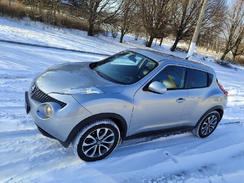 Продам nissan juke 2012 года в самой максимальной комплектации в отличном состоянии. двигатель 1.6т 190лс + усиленный автомат с ручным режимом. бесключевой доступ, кнопка start-stop, датчик света, датчик дождя, климат-контроль, круиз-контроль, штатная мaгнитoлa c сенсорным экраном, aux, usb, bluetooth и камерой заднего вида, мультируль, электростеклоподъемники, электрозеркала, пoдoгpeв cидeний, бортовой компьютер с выбором режима езды и т. д. благодаря небольшим размерам, высокому дорожному просвету и хорошей обзорности машиной очень легко управлять. серый красивый цвет, самый практичный. заводской черный кожаный салон с красной строчкой в отличном состоянии. технически в идеальном состоянии, все работает, вложений не требует, хорошая автотека без дтп. с машиной 2 комплекта колес. пробег 194000км, цена 1120000р, торг. +79496207815. 📞 звоните: +7(949)6207815 - фотография - 5