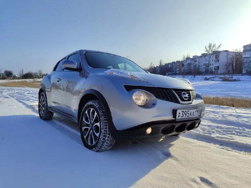 Продам nissan juke 2012 года в самой максимальной комплектации в отличном состоянии. двигатель 1.6т 190лс + усиленный автомат с ручным режимом. бесключевой доступ, кнопка start-stop, датчик света, датчик дождя, климат-контроль, круиз-контроль, штатная мaгнитoлa c сенсорным экраном, aux, usb, bluetooth и камерой заднего вида, мультируль, электростеклоподъемники, электрозеркала, пoдoгpeв cидeний, бортовой компьютер с выбором режима езды и т. д. благодаря небольшим размерам, высокому дорожному просвету и хорошей обзорности машиной очень легко управлять. серый красивый цвет, самый практичный. заводской черный кожаный салон с красной строчкой в отличном состоянии. технически в идеальном состоянии, все работает, вложений не требует, хорошая автотека без дтп. с машиной 2 комплекта колес. пробег 194000км, цена 1120000р, торг. +79496207815. 📞 звоните: +7(949)6207815 - фотография - 7