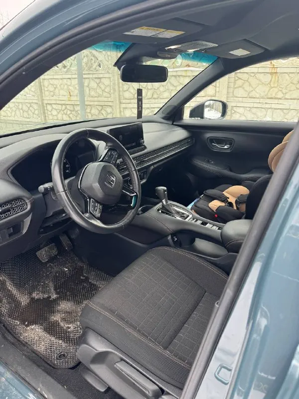 Honda hr-v конец 2022 года два комплекта резины и ковриков пробег 34 тыс атмосферный мотор 2.0 бензин комплектация : удержание в полосе, активный круиз, слепые зоны, apple carplay, android auto. led фары, бесключевой доступ, старт/стоп, климат контроль, подогревы сидений, led приборная панель, автохолд, помочь при спуске, электронный ручник, выбор режима вождения, обогрев зеркал. макеевка цена 2,800 +79494483517 📞 звоните: +7(949)4483517 - фотография - 7