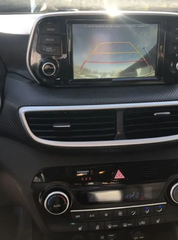 Продам. кроссовер hyundai tucson рейсталинг поколение |||2018г. в эксплуатация с 2019 года двигатель 2.0 бензин коробка автоматическая пробег родной 162тыс км. автомобиль в идеальном состоянии. без вложений. кузов весь в отличном состоянии. стёкла все оригинальные. пред максимальная комплектация, ухоженный тканевый салон, датчики света, дождя, подогревы всех сидений, подогрев зеркал и стекл, подогрев руля, мульти руль, полный электропакет, carplay мультимедиа, блютус громкая связь, сигнализация star laine, автозапуск. новые зимние шины, и очень многое другое ! цена.1950т. р с документами полный порядок, осмотр г. макеевка +79498000450 📲 tg: @relaks2018 📞 звоните: +7(949)8000450 - фотография - 3