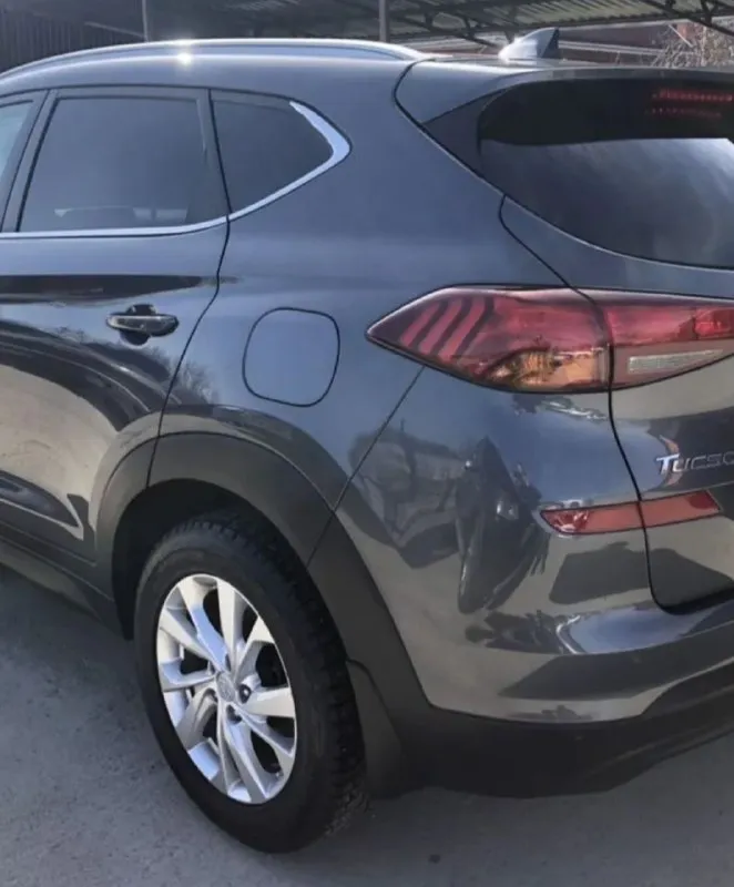 Продам. кроссовер hyundai tucson рейсталинг поколение |||2018г. в эксплуатация с 2019 года двигатель 2.0 бензин коробка автоматическая пробег родной 162тыс км. автомобиль в идеальном состоянии. без вложений. кузов весь в отличном состоянии. стёкла все оригинальные. пред максимальная комплектация, ухоженный тканевый салон, датчики света, дождя, подогревы всех сидений, подогрев зеркал и стекл, подогрев руля, мульти руль, полный электропакет, carplay мультимедиа, блютус громкая связь, сигнализация star laine, автозапуск. новые зимние шины, и очень многое другое ! цена.1950т. р с документами полный порядок, осмотр г. макеевка +79498000450 📲 tg: @relaks2018 📞 звоните: +7(949)8000450 - фотография - 5