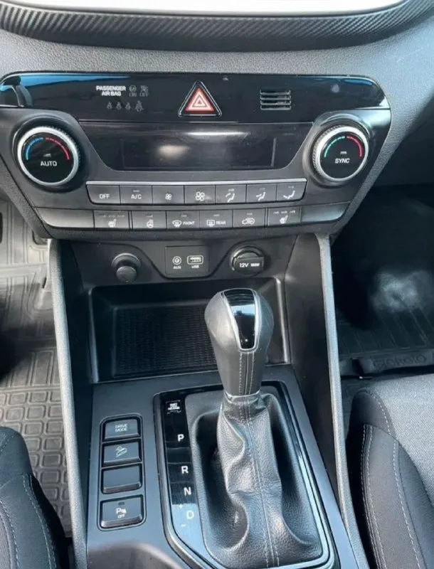 Продам. кроссовер hyundai tucson рейсталинг поколение |||2018г. в эксплуатация с 2019 года двигатель 2.0 бензин коробка автоматическая пробег родной 162тыс км. автомобиль в идеальном состоянии. без вложений. кузов весь в отличном состоянии. стёкла все оригинальные. пред максимальная комплектация, ухоженный тканевый салон, датчики света, дождя, подогревы всех сидений, подогрев зеркал и стекл, подогрев руля, мульти руль, полный электропакет, carplay мультимедиа, блютус громкая связь, сигнализация star laine, автозапуск. новые зимние шины, и очень многое другое ! цена.1950т. р с документами полный порядок, осмотр г. макеевка +79498000450 📲 tg: @relaks2018 📞 звоните: +7(949)8000450 - фотография - 7