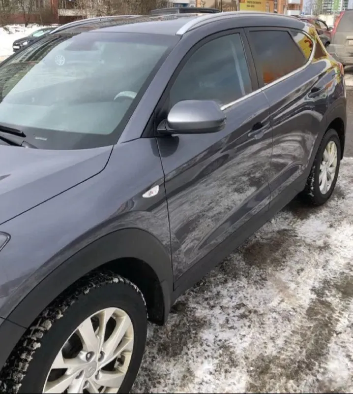 Продам. кроссовер hyundai tucson рейсталинг поколение |||2018г. в эксплуатация с 2019 года двигатель 2.0 бензин коробка автоматическая пробег родной 162тыс км. автомобиль в идеальном состоянии. без вложений. кузов весь в отличном состоянии. стёкла все оригинальные. пред максимальная комплектация, ухоженный тканевый салон, датчики света, дождя, подогревы всех сидений, подогрев зеркал и стекл, подогрев руля, мульти руль, полный электропакет, carplay мультимедиа, блютус громкая связь, сигнализация star laine, автозапуск. новые зимние шины, и очень многое другое ! цена.1950т. р с документами полный порядок, осмотр г. макеевка +79498000450 📲 tg: @relaks2018 📞 звоните: +7(949)8000450 - фотография - 8