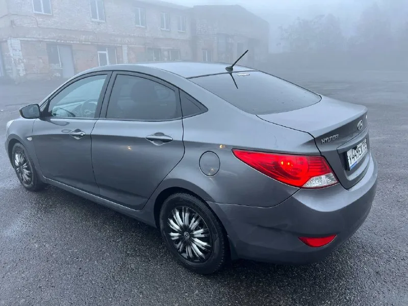 Хюндай продаю личный автомобиль! покупалась новая в автосалоне в 2012 году! семейный автомобиль, в такси не была. туманки с дхо двигатель работает идеально, тихо, не дымит. коробка механика, работает как с завода, никаких нареканий. стёкла все родные, включая лобовое 4 стеклоподъёмника электрорегулировка зеркал с подогревом подогрев лобового, заднего электрокорректор фар кондиционер (заправлен, обслужен) 2-х диновая магнитола (еще в пленке) с камерой заднего вида, блютус, карплей, андроид, свободные руки. поменял динамики на более качетсвенные мультируль подогрев сидений установлено качественное (с отметкой в доках) на парковке притерли задний бампер, надо подкрасить, а так дтп не было. обслуживал всегда вовремя, масло каждые 7-8 тыс (хоть и на газу многие меняют каждые 12-15 тыс) устранил единственный минус этого автомобиля - зашумил ее в круг очень надежный, экономичный автомобиль, никогда не подводил в дороге! отрываю от сердца, но не приятные 📲 tg: @kirf32 📞 звоните: +7(949)3688783 - фотография - 2