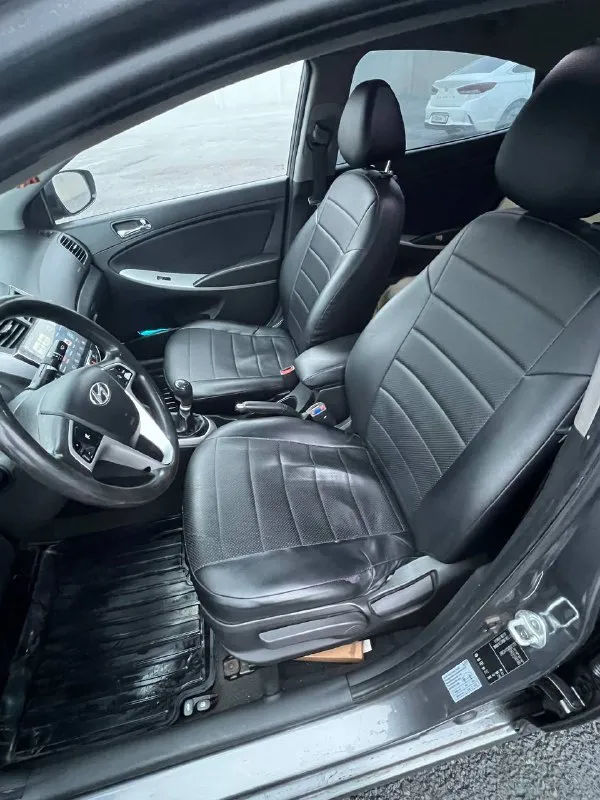 Хюндай продаю личный автомобиль! покупалась новая в автосалоне в 2012 году! семейный автомобиль, в такси не была. туманки с дхо двигатель работает идеально, тихо, не дымит. коробка механика, работает как с завода, никаких нареканий. стёкла все родные, включая лобовое 4 стеклоподъёмника электрорегулировка зеркал с подогревом подогрев лобового, заднего электрокорректор фар кондиционер (заправлен, обслужен) 2-х диновая магнитола (еще в пленке) с камерой заднего вида, блютус, карплей, андроид, свободные руки. поменял динамики на более качетсвенные мультируль подогрев сидений установлено качественное (с отметкой в доках) на парковке притерли задний бампер, надо подкрасить, а так дтп не было. обслуживал всегда вовремя, масло каждые 7-8 тыс (хоть и на газу многие меняют каждые 12-15 тыс) устранил единственный минус этого автомобиля - зашумил ее в круг очень надежный, экономичный автомобиль, никогда не подводил в дороге! отрываю от сердца, но не приятные 📲 tg: @kirf32 📞 звоните: +7(949)3688783 - фотография - 3