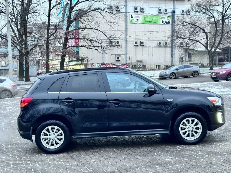 Продам mitsubishi asx 1 владелец с автосалона, полностью родной окрас, никогда не была в дтп, оригинальный птс. 2014год выпуска, в эксплуатации с 2015г. пробег 185 тыс. км. мотор 1.8 (бензин) не дымит, не троит, работает как часы. коробка автоматическая, переключает отлично, не пинает. кузов и днище в отличном состоянии! полная комплектация которая включает в себя: кожаный салон, мульти-руль, круиз-контроль, подогревы передних сидений, сенсорная магнитола с блютусом, камера заднего вида, отличная оптика, электроскладывание зеркал и тд. по электрике и технике вопросов нет, работает все! зимняя резина, два ключа. юридически чист, штрафов запретов нет, переоформление в мрэо. цена:1.195.000 (торг, возможна продажа в кредит) +79495834901 (telegram) +79493963707 (telegram) 📞 звоните: +7(949)5834901 - фотография - 4