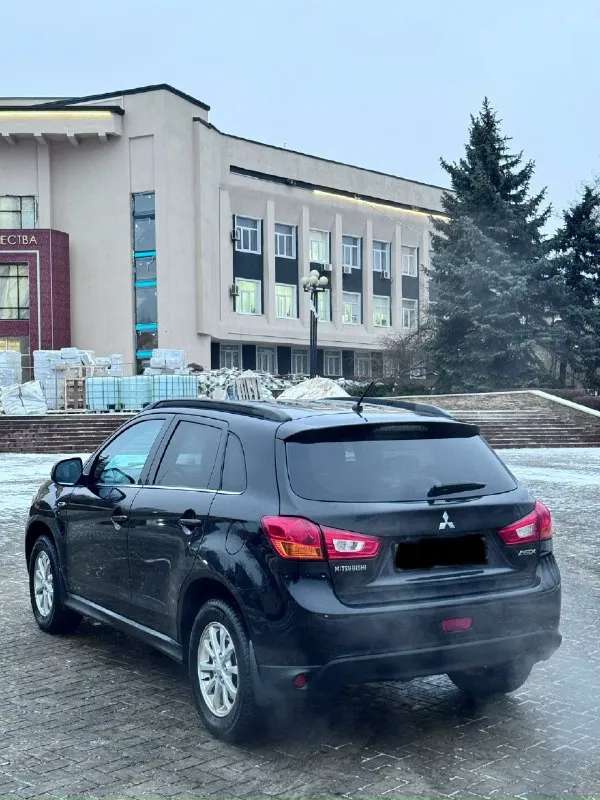 Продам mitsubishi asx 1 владелец с автосалона, полностью родной окрас, никогда не была в дтп, оригинальный птс. 2014год выпуска, в эксплуатации с 2015г. пробег 185 тыс. км. мотор 1.8 (бензин) не дымит, не троит, работает как часы. коробка автоматическая, переключает отлично, не пинает. кузов и днище в отличном состоянии! полная комплектация которая включает в себя: кожаный салон, мульти-руль, круиз-контроль, подогревы передних сидений, сенсорная магнитола с блютусом, камера заднего вида, отличная оптика, электроскладывание зеркал и тд. по электрике и технике вопросов нет, работает все! зимняя резина, два ключа. юридически чист, штрафов запретов нет, переоформление в мрэо. цена:1.195.000 (торг, возможна продажа в кредит) +79495834901 (telegram) +79493963707 (telegram) 📞 звоните: +7(949)5834901 - фотография - 5