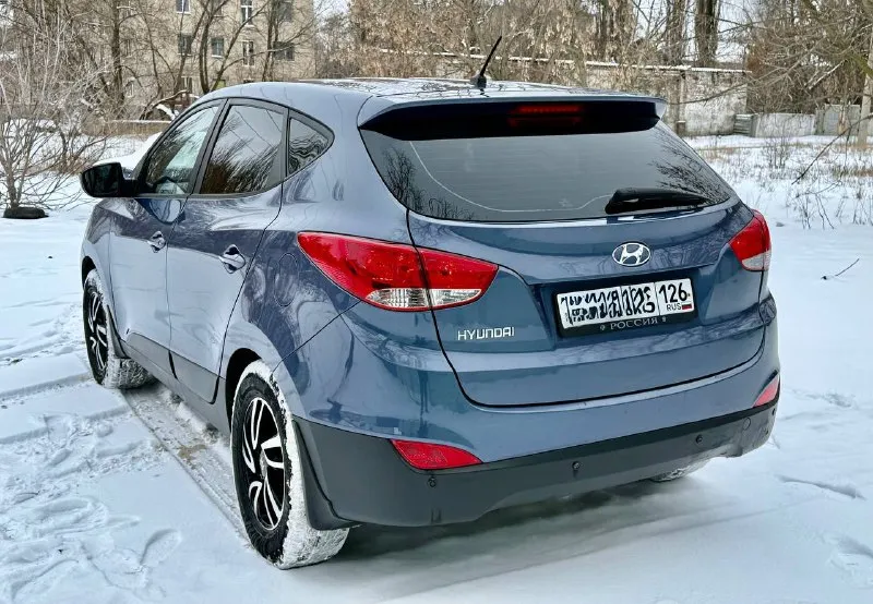 Hyundai ix35 2012 год эксп 211 тыс км пробега оригинального 2.0 литра бензин мкпп в полной комплектации на механике ( климат контроль, круиз контроль, мульти руль, обогрев лобового стекла, подогрев передних и задних сидений, полный электро пакет, складывание зеркал, планшет, парктронники. заводской ксенон, птф) двигатель работает как новый без посторонним шумов и задиров готов на эндоскоп проехать! состояние кузова отличное без дефектов! рыжиков вмятин нету! без дтп! косметический окрас переднего крыла и крышки багажника! салон чист ухоженный! все работает без нареканий! автомобиль обслужен весь от и до! сел и поехал без вложений! 2 хозяина птс оригинальный юридически кристально чистая любое оформление, техосмотр прошел недавно готов ехать сразу на мрэо! срочно все вопросы по телефону звонить в любое время осмотр город донецк цена 1.150 000 +7949-612-37-14 +7949-401-03-58 📞 звоните: +7(949)6123714 - фотография - 4