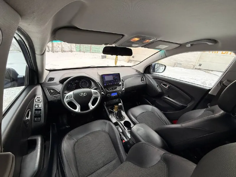 Hyundai ix35 2012 год эксп 211 тыс км пробега оригинального 2.0 литра бензин мкпп в полной комплектации на механике ( климат контроль, круиз контроль, мульти руль, обогрев лобового стекла, подогрев передних и задних сидений, полный электро пакет, складывание зеркал, планшет, парктронники. заводской ксенон, птф) двигатель работает как новый без посторонним шумов и задиров готов на эндоскоп проехать! состояние кузова отличное без дефектов! рыжиков вмятин нету! без дтп! косметический окрас переднего крыла и крышки багажника! салон чист ухоженный! все работает без нареканий! автомобиль обслужен весь от и до! сел и поехал без вложений! 2 хозяина птс оригинальный юридически кристально чистая любое оформление, техосмотр прошел недавно готов ехать сразу на мрэо! срочно все вопросы по телефону звонить в любое время осмотр город донецк цена 1.150 000 +7949-612-37-14 +7949-401-03-58 📞 звоните: +7(949)6123714 - фотография - 5
