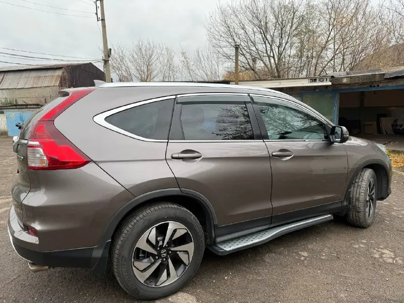Продам автомобиль honda cr-v 4 2.4 cvt, 2015, 173 000 км своевременно обслуживался. есть сервисная книжка (авто с официального дилера). оригинальный птс. не участвовал в дтп. в салоне не курили. летняя и зимняя резина в комплекте. передняя часть авто в бронепленке, сигнализация, заменена штатная магнитола на андроид, передняя и задняя камеры. полный комплект ключей и документов. обмен не интересует. возможен торг при осмотре. телефон для связи +79493334188, телеграмм. посмотреть можно в донецке калининский район. 📞 звоните: +7(949)3334188 - фотография - 7