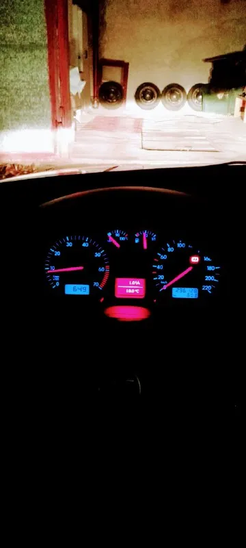 Volkswagen golf 4 2001 1.4 16v мкп5 290к г. стаханов +79592155771 500000₽+торг продам! автомобиль весь в заводском состоянии! в очень красивом цвете, синий металлик. я собственник! машина в одной семье, я по факту второй владелец. машина вся в заводском окрасе в том числе бампера!(любые проверки приветствуются!) вся обслуженая. без расхода масла 100%!!! дополнительно установил защиту мотора(дорогая). кузов без гнили и ржавчины, делать вообще не нужно(выглядит красиво)! ходовая вся обслужена, новые стойки, тормоза в круг новые! вся выхлопная система новая. новый оригинальый датчик кислорода(дорогой) новый бензонасос. резина зима, в подарок отдам новому владельцу лето с жирным протектором на дисках, сняли и поставили без ремонтов! ручник работает! расход смешной, по трассе совсем маленький. налог 900 рублей в год! коробка 5 ступка, новое сцепление дорогое sachs !(масло в кпп новое) новые броне провода bremi (германия) 16 к + дорогие свечи bosh на 3 контакта. все 📞 звоните: +7(959)2155771 - фотография - 9