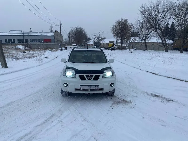 Продам ниссан x-trail 2004 год мотор 2.5 коробка автомат “aisin”, привод полный, пробег 227тыс км оригинальный цена 740 ₽ автомобиль в хорошем состоянии в максимальной комплектации, газ/бензин, обслужена вся, салон в отличном состоянии без посторонних запахов и потертостей, делать ни чего не надо, сел и катайся, хорошая зимняя резина, климат контроль дует хорошо этим летом обслужили, стеклоподъемники, гидроусилитель, датчик дождя, света, погрев сидений, панорамный люк, на авто работает все, ходовая перебиралась, цепь поменяна, по мотору вопросов нет работает идеально, мягко без стуков и прочих шумов, масло не доливаю, коробка работает отлично, масло в коробке менялось каждые 40 тыс, документы в порядке машина в одних руках с автосалона покупалась в донецке новой, все вопросы по тел +79493489143 макеевка, торг уместен - фотография - 4