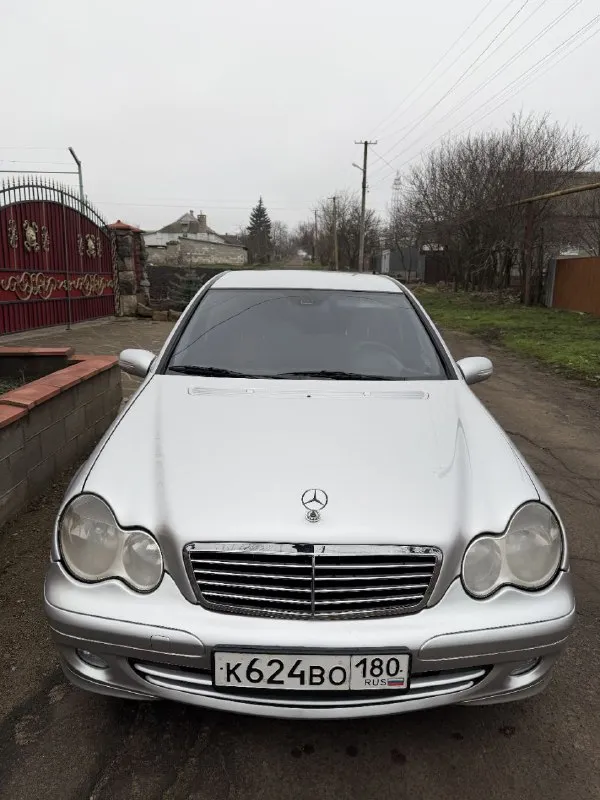 Продам свой mercedes с 180 2005г. (бензин) автомобиль в очень хорошем состоянии так как находится в бережных руках. все узлы и механизмы в рабочем состоянии, все работает четко и тихо, включается плавно и едет превосходно. все регламентные работы выполнены и в ближайшее время авто вложений не требует. на автомобиле установлено 4-го поколения, зарегистрировано. зимняя резина новая, также летняя на литых родных дисках. лакокрасочное покрытие без корозии, машины целая, сварочных работ не производилось. я владелец по птс, первая запись. те, кто хочет заработать на перепродаже, просьба мне не звонить и не беспокоить. цена 700 000,тел для связи +79790555671 📞 звоните: +7(979)0555671 - фотография - 3