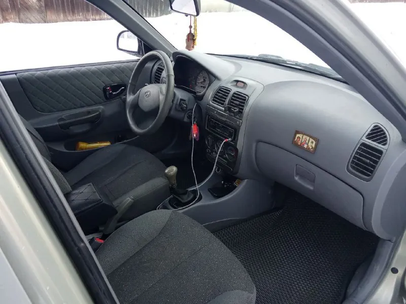 ❗️ hyundai accent ❗️от собственника. 2008 г. в. двс сухой, специально не мыл, работает ровно, не дымит, тянет отлично. мкпп переключается как положено, мягко, без посторонних звуков. ❗️комплектация мт 2 с кондиционером (работает)❗️…гидроусилитель руля, корректор фар, обогрев заднего стекла. кузов без дыр, рыжиков и шпатлёвки. стекла родные, кроме лобового (менялось из за термотрещины). 10 тыс. км назад было то. (замена ремня грм, ролики, помпа, в круг колодки, шаровые опоры, сделан сход-развал) салон не прокурен и не протёрт. печка греет отлично. резина зима (шипы). установлена сигнализация. стоит хорошая музыка, провода под сабвуфер. поёт достойно. цена 350 тыс. руб. торг присутствует. тел. : +79498457847 📞 звоните: +7(949)8457847 - фотография - 3