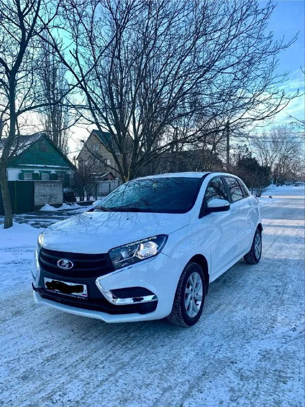Продам lada xray 2017 г я собственник. состояние отличное кузов без дефектов, по технике на твердую 5! пробег 142000т. км. двигатель 1.8 бензин масло не берет работает ровно без нареканий. кпп механика 5ст. за автомобиль не стыдно остекление все заводское 2 комплекта резины. комплектация полная кондиционер. abs, esp подогревы зеркал, заднего стекла, передних сидений. анти-откат назад мультируль мультимедиа с bt 4 стеклоподъемника машина полный фарш приезжайте смотрите с документами порядок я собственник переоформление без проблем цена 790000 тысяч рублей торг реальному покупателю у капота. связь со мной: +79495213110 +79493296585 так же на этих номерах есть телеграмм осмотр г. харцызск - фотография - 2