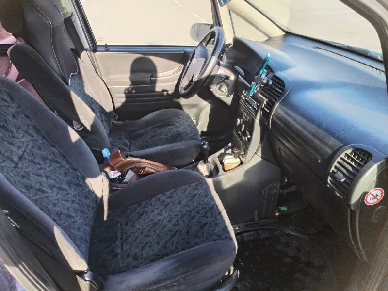 Продам opel зафира а opel zafira a я хозяин 180учет 2001 год 7 мест салон трансформер 1.8 бензин коробка механика, работает отлично ходовая в норме, кондиционер работает, печка новая греет, кузов для своих лет выглядит хорошо каталась исключительно в южных регионах с документами полный порядок/ переоформление 460т₽ осмотр в донецке +79494132009 📞 звоните: +7(949)4132009 - фотография - 4