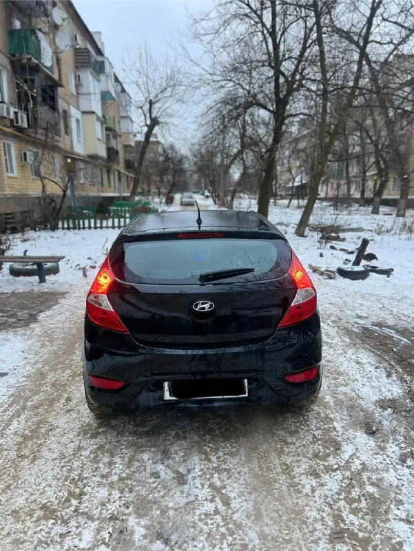 Срочно пока интересует другой автомобиль, цена 620 т. р. hyundai solaris! 2014 года! в отличном состоянии! как по кузову так и по технической части! авто без вложений! дно пороги целые! по кузову как на фото! рыжиков вмятин вздутие окраски нету ! новые масла фильтра ! новая дроссельная заслонка !двигатель работает отлично! не дымит !коробка автомат переключает замечательно, в салоне едет тихо и приятно! 4 электро стеклоподъемника, кондиционер работает, подогрев сидений, титаны r15,электрика вся работает! на новой зимней резине ! новые все масла и фильтра, по документам оформление без проблем! остальные вопросы по телефону +7 949 795 96 15 осмотр город макеевка 📞 звоните: +7(949)7959615 - фотография - 4