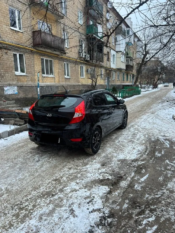 Срочно пока интересует другой автомобиль, цена 620 т. р. hyundai solaris! 2014 года! в отличном состоянии! как по кузову так и по технической части! авто без вложений! дно пороги целые! по кузову как на фото! рыжиков вмятин вздутие окраски нету ! новые масла фильтра ! новая дроссельная заслонка !двигатель работает отлично! не дымит !коробка автомат переключает замечательно, в салоне едет тихо и приятно! 4 электро стеклоподъемника, кондиционер работает, подогрев сидений, титаны r15,электрика вся работает! на новой зимней резине ! новые все масла и фильтра, по документам оформление без проблем! остальные вопросы по телефону +7 949 795 96 15 осмотр город макеевка 📞 звоните: +7(949)7959615 - фотография - 5