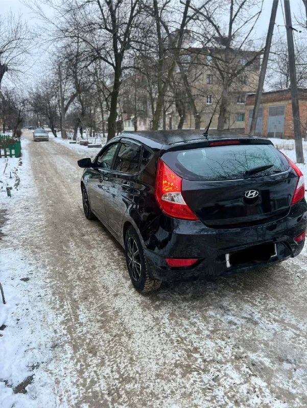 Срочно пока интересует другой автомобиль, цена 620 т. р. hyundai solaris! 2014 года! в отличном состоянии! как по кузову так и по технической части! авто без вложений! дно пороги целые! по кузову как на фото! рыжиков вмятин вздутие окраски нету ! новые масла фильтра ! новая дроссельная заслонка !двигатель работает отлично! не дымит !коробка автомат переключает замечательно, в салоне едет тихо и приятно! 4 электро стеклоподъемника, кондиционер работает, подогрев сидений, титаны r15,электрика вся работает! на новой зимней резине ! новые все масла и фильтра, по документам оформление без проблем! остальные вопросы по телефону +7 949 795 96 15 осмотр город макеевка 📞 звоните: +7(949)7959615 - фотография - 6