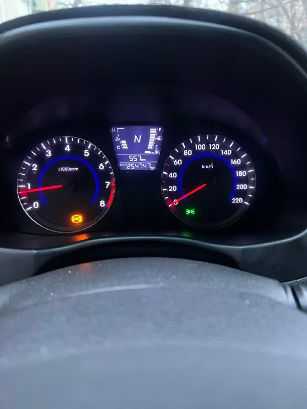 Срочно пока интересует другой автомобиль, цена 620 т. р. hyundai solaris! 2014 года! в отличном состоянии! как по кузову так и по технической части! авто без вложений! дно пороги целые! по кузову как на фото! рыжиков вмятин вздутие окраски нету ! новые масла фильтра ! новая дроссельная заслонка !двигатель работает отлично! не дымит !коробка автомат переключает замечательно, в салоне едет тихо и приятно! 4 электро стеклоподъемника, кондиционер работает, подогрев сидений, титаны r15,электрика вся работает! на новой зимней резине ! новые все масла и фильтра, по документам оформление без проблем! остальные вопросы по телефону +7 949 795 96 15 осмотр город макеевка 📞 звоните: +7(949)7959615 - фотография - 8