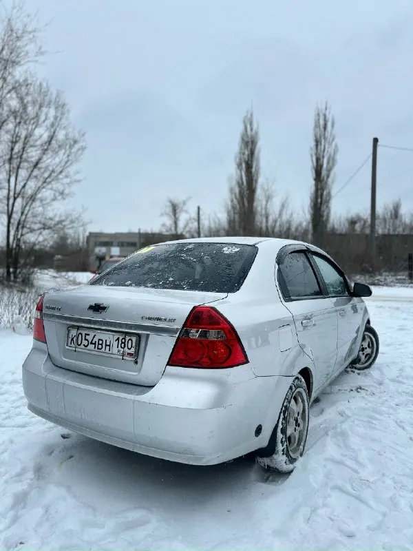 Отличный выбор для города и дальних поездок: личный chevrolet aveo lt 2008 г. в. в надежном состоянии! этот автомобиль — проверенный временем и аккуратный владельцем трудяга, готовый к новым маршрутам. идеален в качестве первого авто или надежного ежедневного транспорта с выгодной экономией на топливе. --- главные преимущества: ✅ история: всего 2 владельца по птс, я — крайний. личный автомобиль, куплен для семьи. оригинальный пробег — 243 000 км. ✅ выгода на заправке: установлено зарегистрированное (все отметки в птс/стс есть). двигатель 1.6 литра (16 клапанов) работает ровно и стабильно, отлично "дружит" с газом. ✅ готов к любой погоде: полный комплект для комфорта: кондиционер (недавно заправлен, холодит отлично), подогрев зеркал, гур. и главное — два полных комплекта колес: зимняя резина на 15" дисках и летняя на 14". ✅ безопасность и связь: установлена сигнализация sheriff и магнитола на android с навигацией и мультимедиа. --- комплектация и состояние: · комфорт 📞 звоните: +7(949)5340045 - фотография - 4