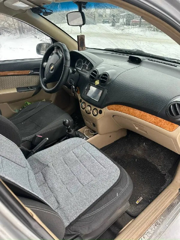 Отличный выбор для города и дальних поездок: личный chevrolet aveo lt 2008 г. в. в надежном состоянии! этот автомобиль — проверенный временем и аккуратный владельцем трудяга, готовый к новым маршрутам. идеален в качестве первого авто или надежного ежедневного транспорта с выгодной экономией на топливе. --- главные преимущества: ✅ история: всего 2 владельца по птс, я — крайний. личный автомобиль, куплен для семьи. оригинальный пробег — 243 000 км. ✅ выгода на заправке: установлено зарегистрированное (все отметки в птс/стс есть). двигатель 1.6 литра (16 клапанов) работает ровно и стабильно, отлично "дружит" с газом. ✅ готов к любой погоде: полный комплект для комфорта: кондиционер (недавно заправлен, холодит отлично), подогрев зеркал, гур. и главное — два полных комплекта колес: зимняя резина на 15" дисках и летняя на 14". ✅ безопасность и связь: установлена сигнализация sheriff и магнитола на android с навигацией и мультимедиа. --- комплектация и состояние: · комфорт 📞 звоните: +7(949)5340045 - фотография - 6