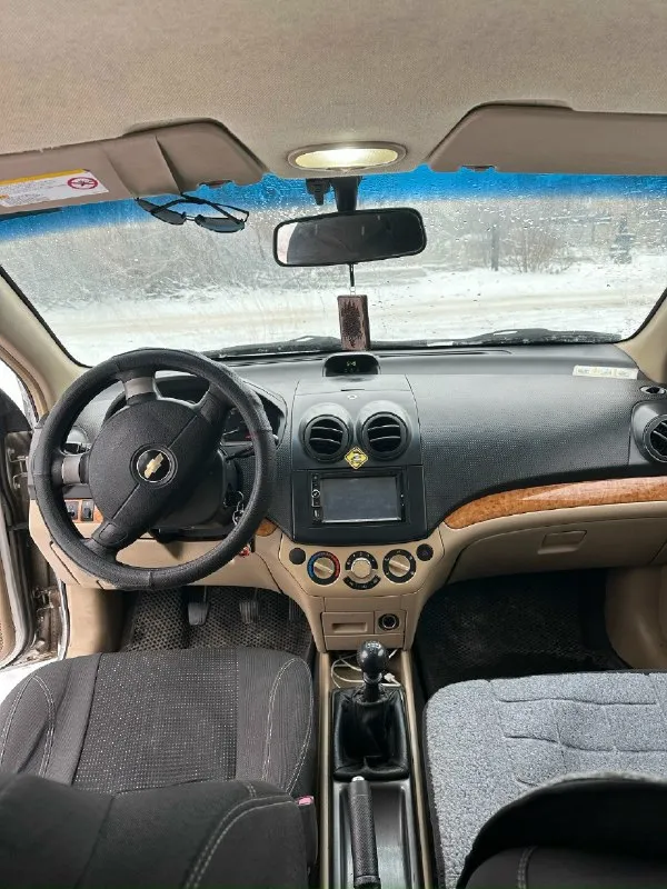 Отличный выбор для города и дальних поездок: личный chevrolet aveo lt 2008 г. в. в надежном состоянии! этот автомобиль — проверенный временем и аккуратный владельцем трудяга, готовый к новым маршрутам. идеален в качестве первого авто или надежного ежедневного транспорта с выгодной экономией на топливе. --- главные преимущества: ✅ история: всего 2 владельца по птс, я — крайний. личный автомобиль, куплен для семьи. оригинальный пробег — 243 000 км. ✅ выгода на заправке: установлено зарегистрированное (все отметки в птс/стс есть). двигатель 1.6 литра (16 клапанов) работает ровно и стабильно, отлично "дружит" с газом. ✅ готов к любой погоде: полный комплект для комфорта: кондиционер (недавно заправлен, холодит отлично), подогрев зеркал, гур. и главное — два полных комплекта колес: зимняя резина на 15" дисках и летняя на 14". ✅ безопасность и связь: установлена сигнализация sheriff и магнитола на android с навигацией и мультимедиа. --- комплектация и состояние: · комфорт 📞 звоните: +7(949)5340045 - фотография - 7